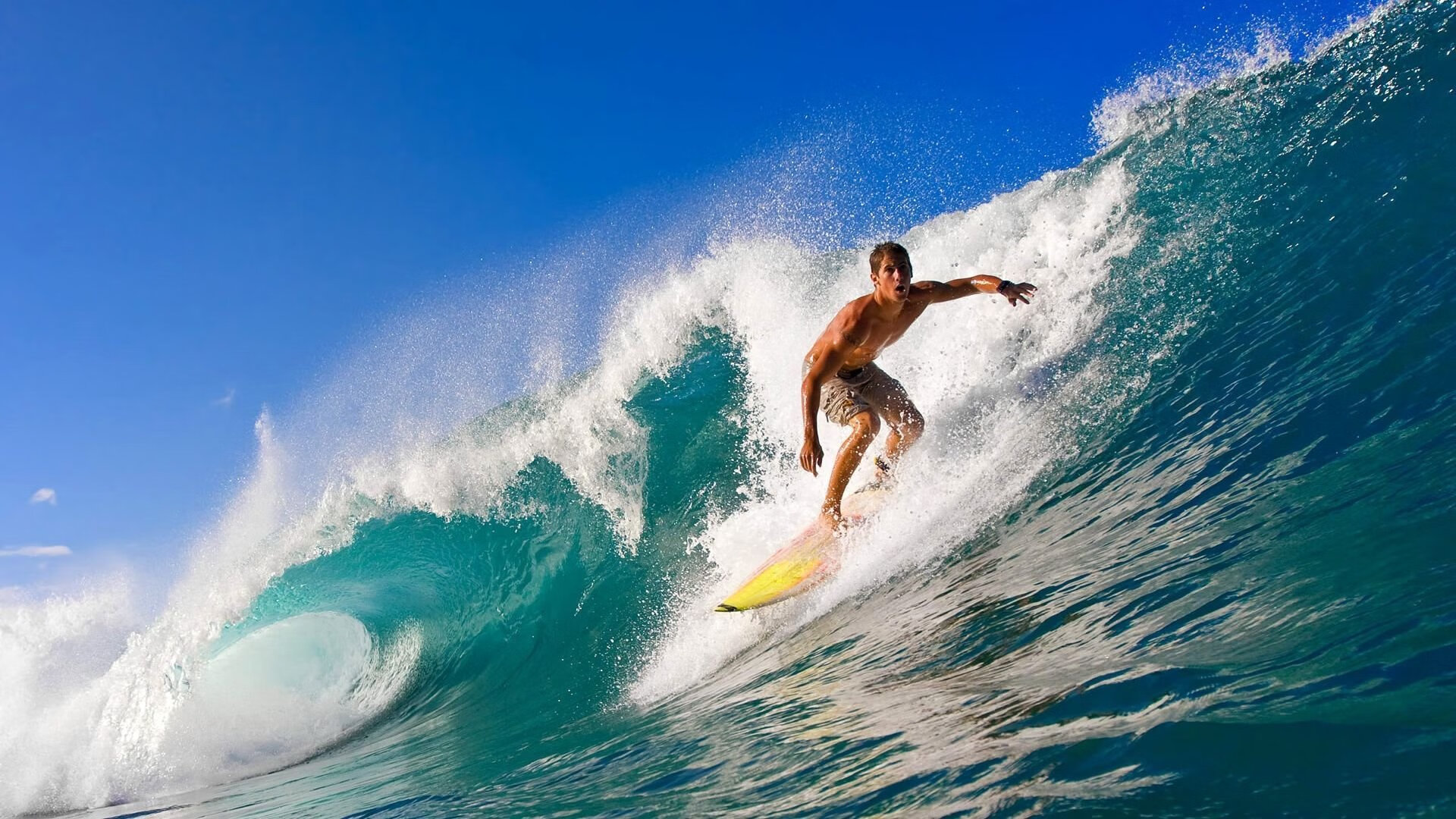 “山谷穿梭:天然险境中的极速较量”,山谷探险